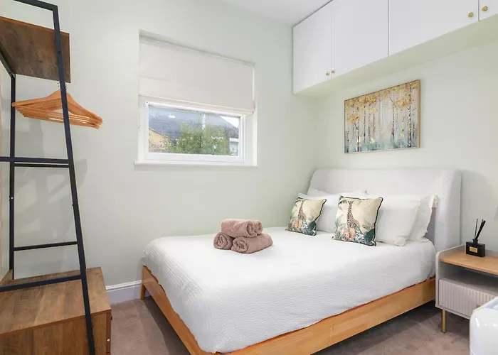 1 Bed Flat 5 Min From Holland Park Station! London